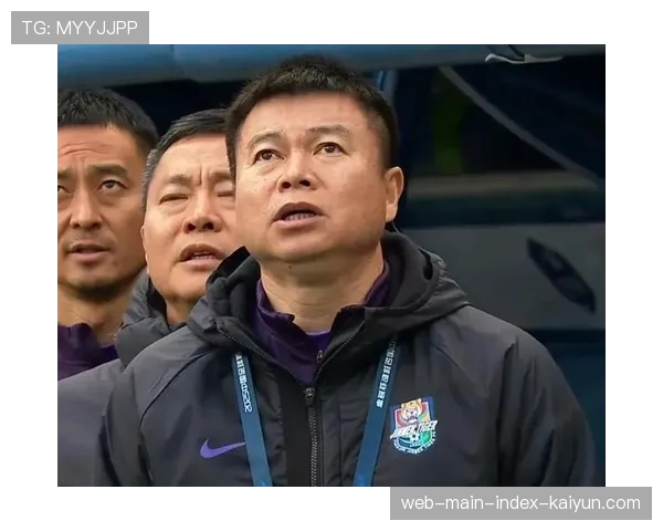 于根伟津门虎采用落位沉退防守 收紧中路限制对手直塞 于根伟津门虎采用落位沉退防守 收紧中路限制对手直塞